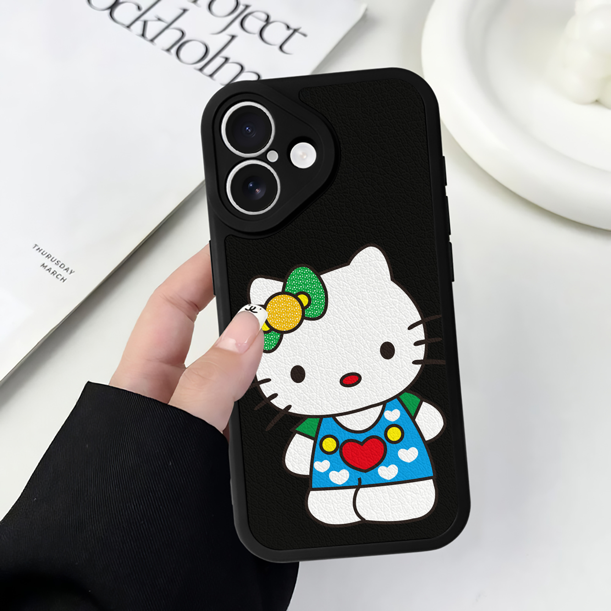 （画像用） Hello Kitty ハローキティ 【iPhone 16シリーズ対応】シリコンスマホケース（レザー調） 材質：シリコン